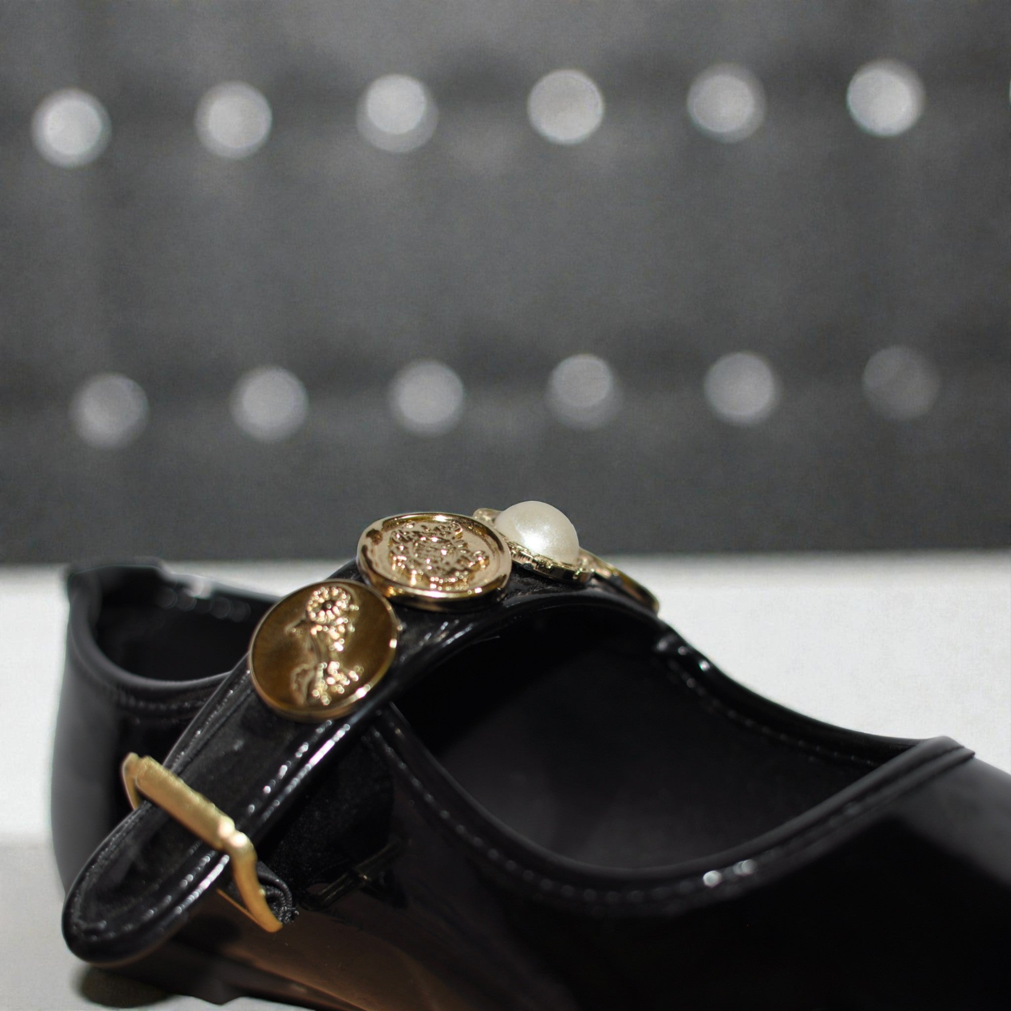 Kadın Rugan Tokalı Babet – İnci ve Taş Detaylı Şık Özel Gün Ayakkabısı (Siyah)