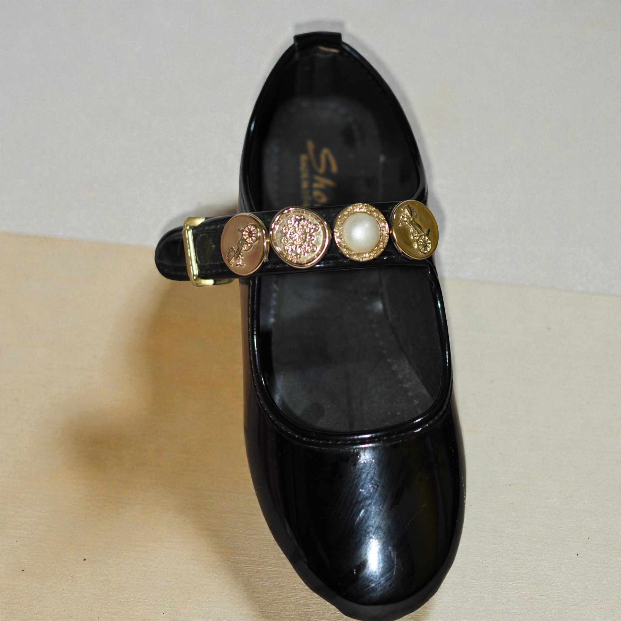 Kadın Rugan Tokalı Babet – İnci ve Taş Detaylı Şık Özel Gün Ayakkabısı (Siyah)