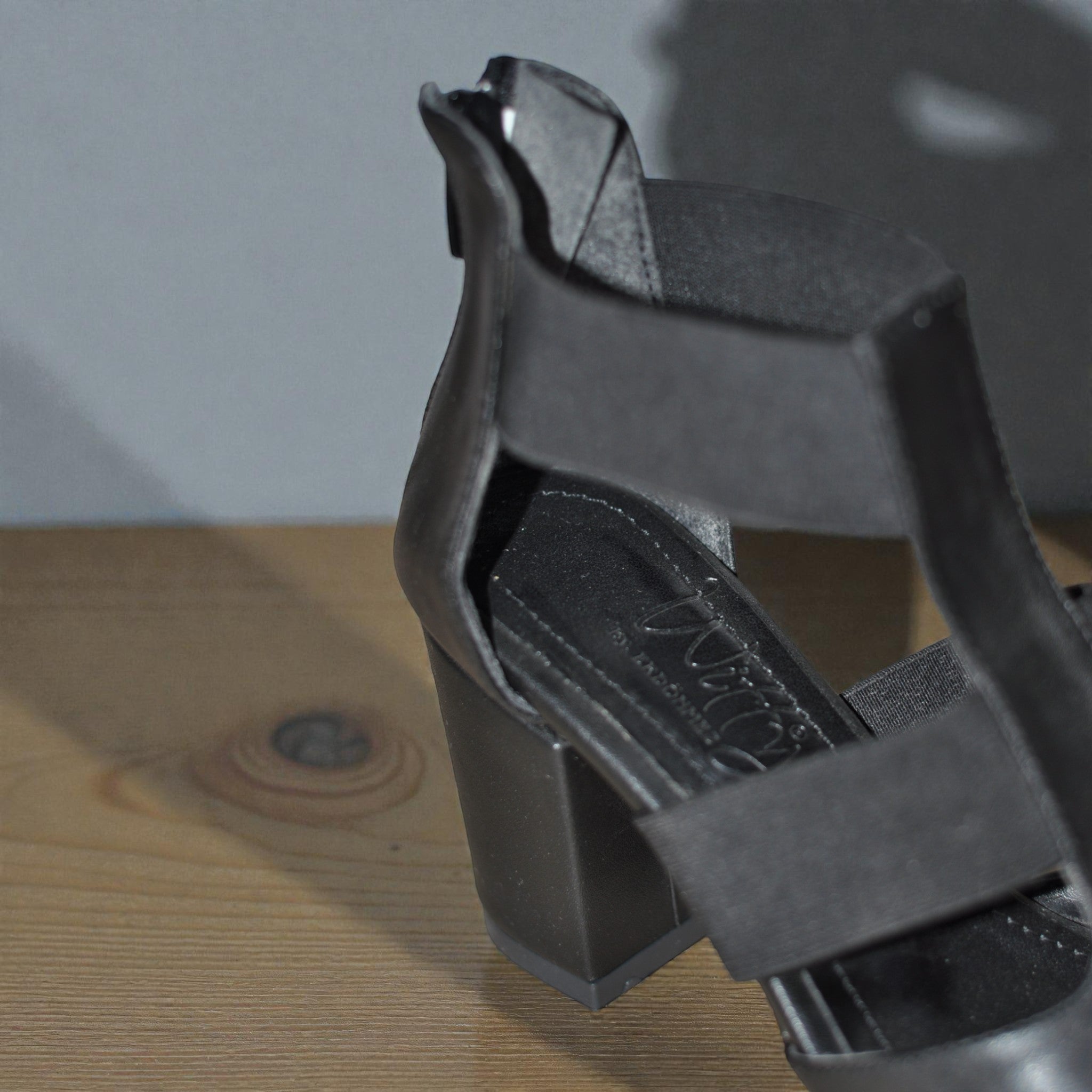 Kadın Kalın Topuklu Elastik Bantlı Sandalet – Rahat ve Şık Günlük & Özel Gün Ayakkabısı (Siyah)