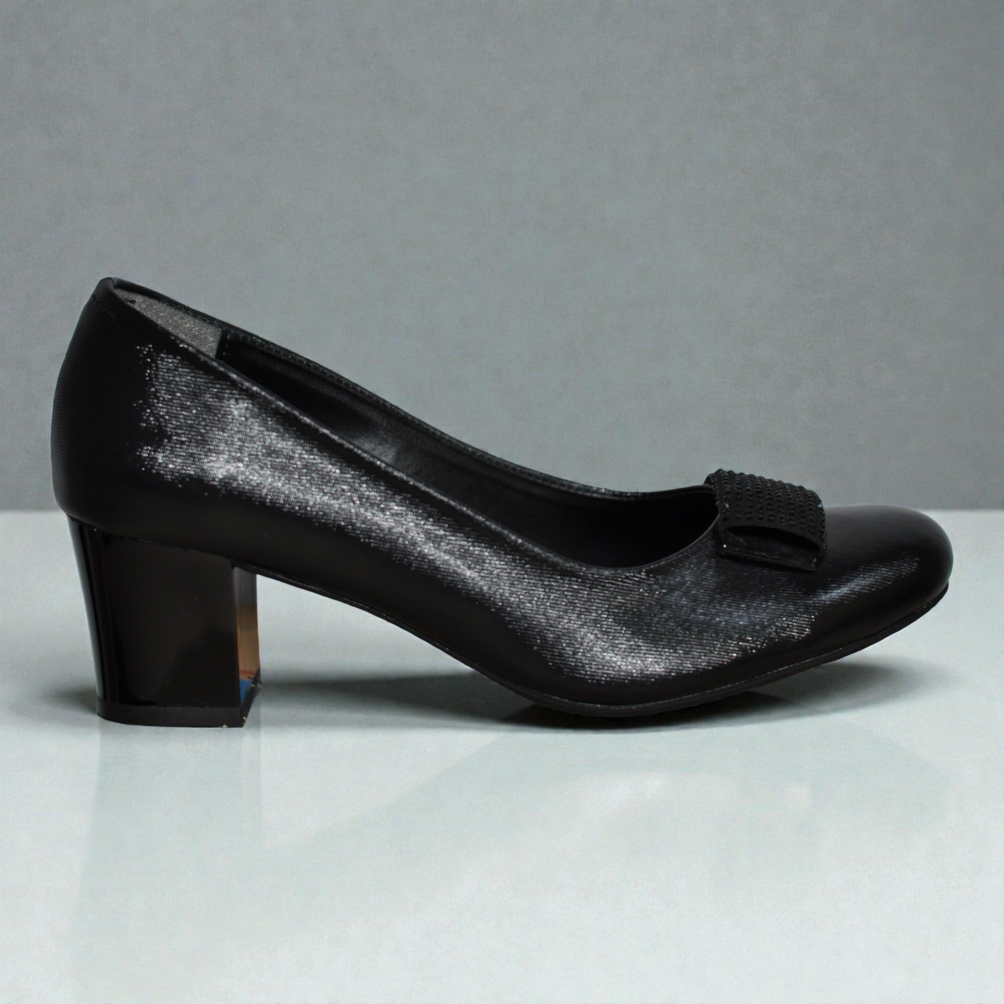 Kadın Orta Topuklu Tokalı Klasik Ayakkabı – Parlak Dokulu Şık Günlük & Ofis Modeli (Siyah)