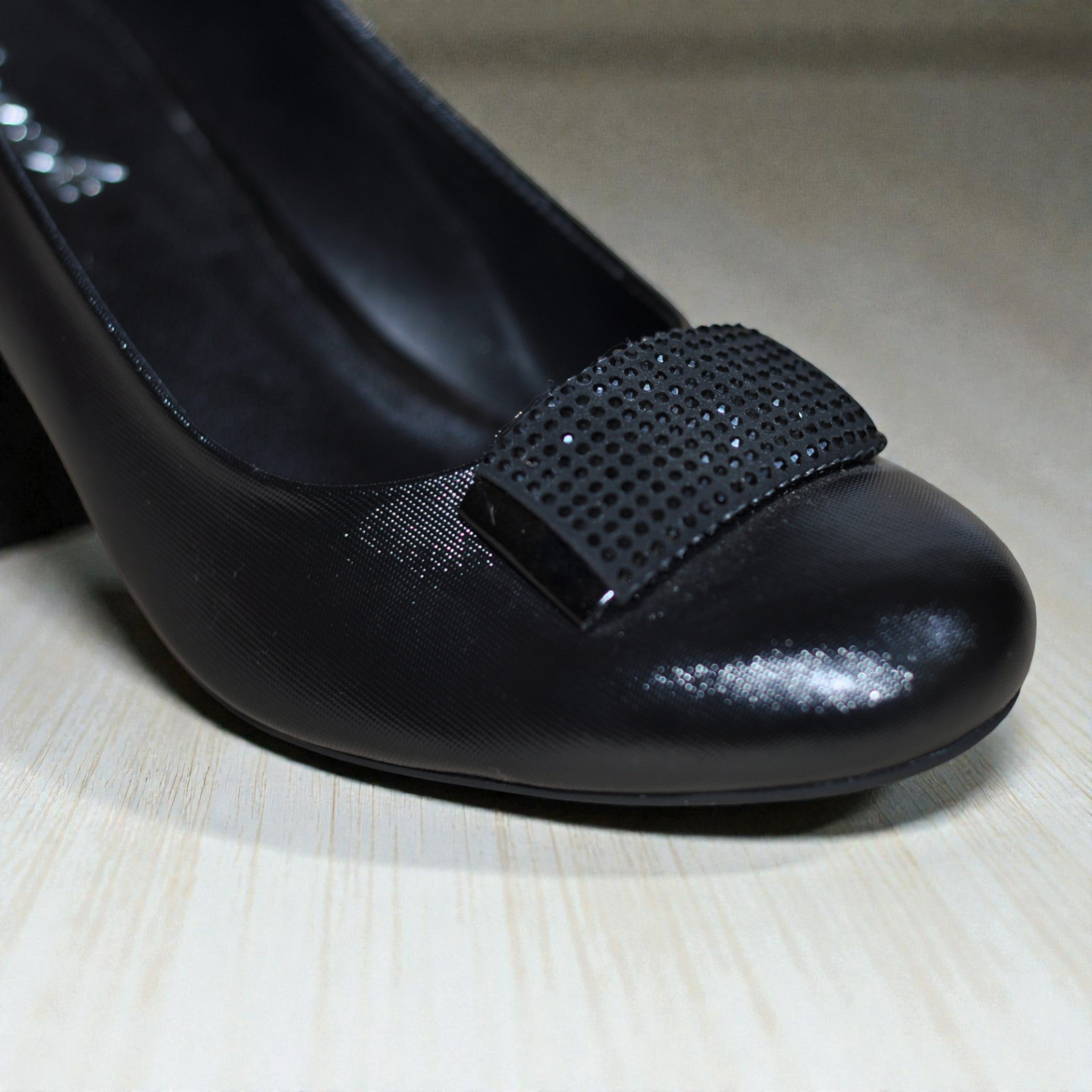 Kadın Orta Topuklu Tokalı Klasik Ayakkabı – Parlak Dokulu Şık Günlük & Ofis Modeli (Siyah)