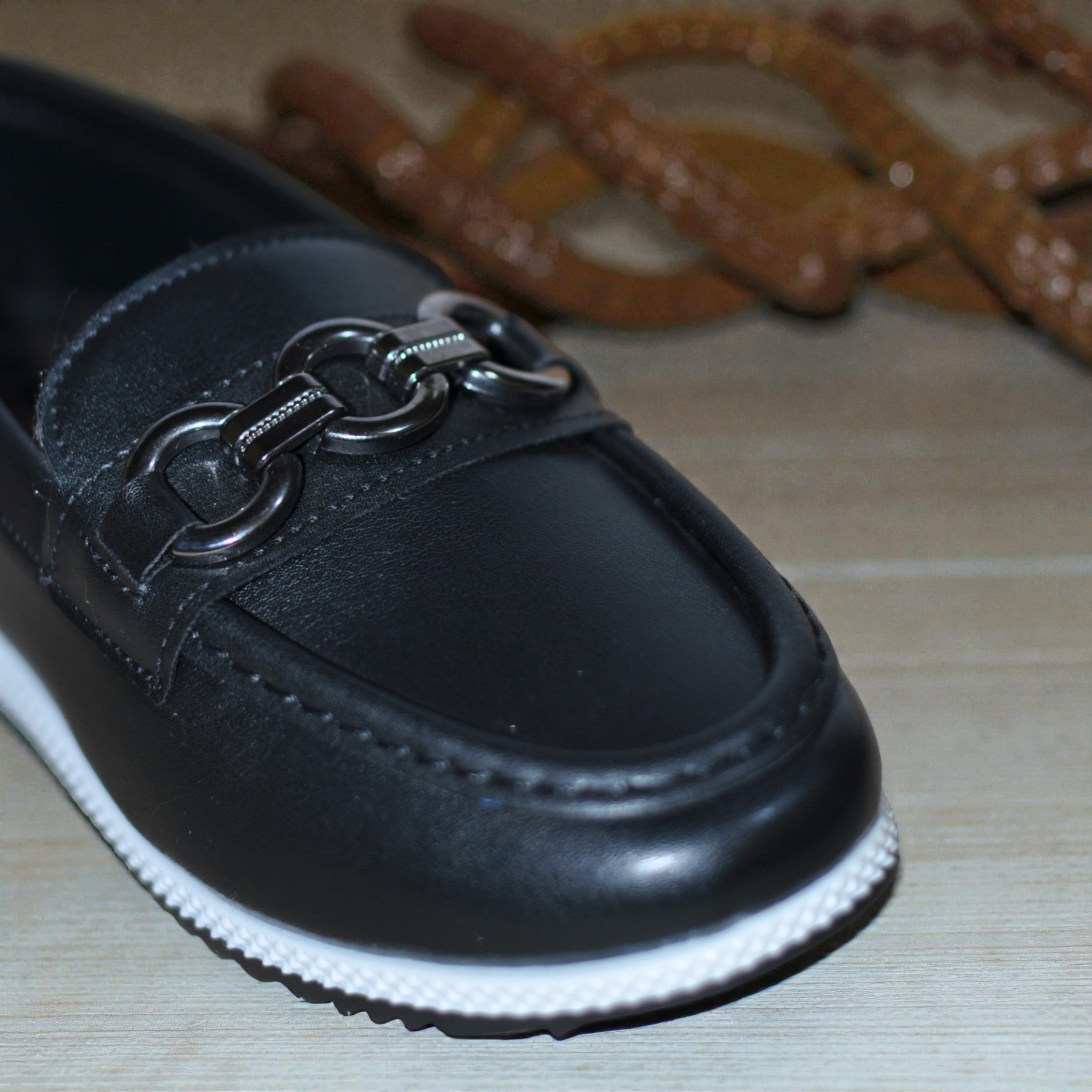 Kadın Ortopedik Spor Taban Loafer – Zincir Tokalı, Hafif ve Kaymaz Günlük Ayakkabı (Siyah)